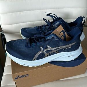 ASICS GT-2000 13 women’s running shoes.  NEW